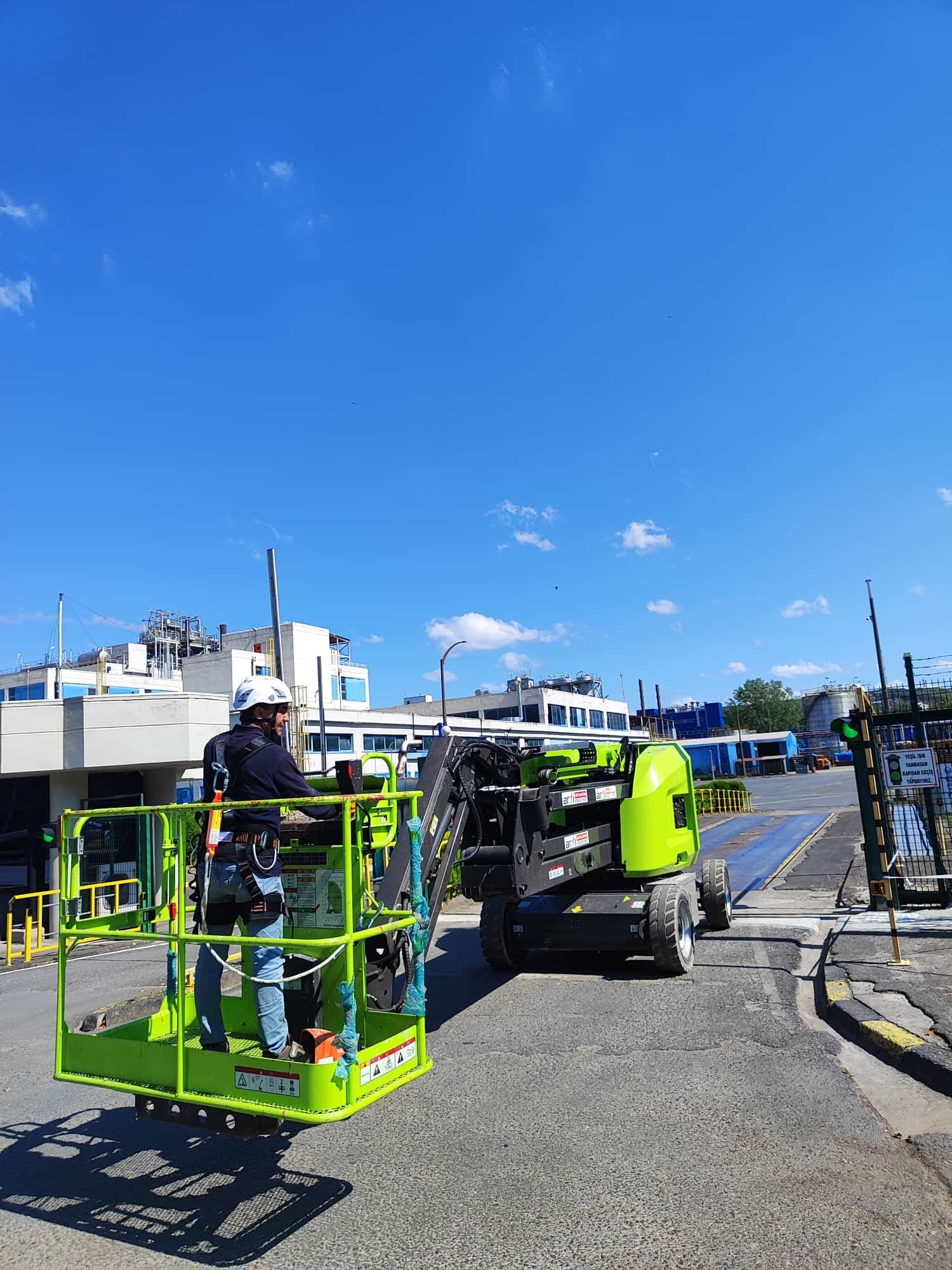 TEM Otoyolu Bozüyük Çıkışı Lojistik ve Metal Sanayi Manlift saha detayı