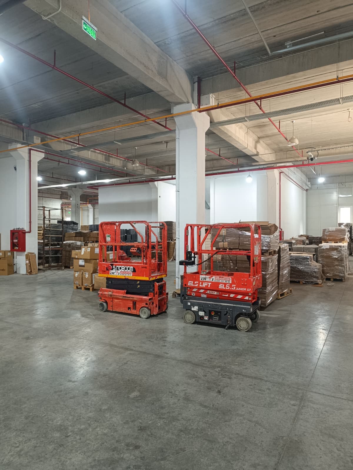 Fabrika içi platform ile tesisat çalışması